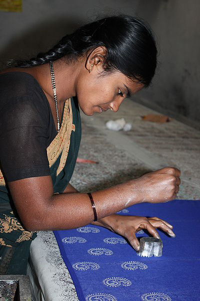 Woman_doing_Block_Printing_at_Halasur_villWoman doing block printing at Halusar Village